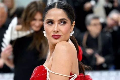 Salma Hayek sends fans into frenzy with string of saucy naked。